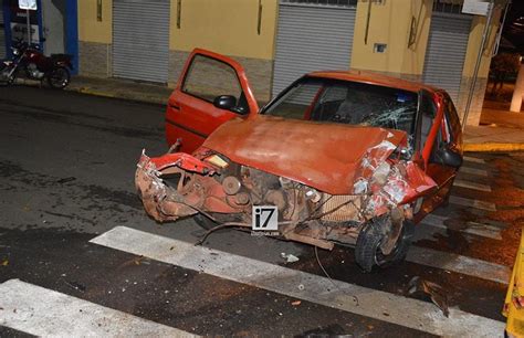 Veículo fica a frente destruída após colidir contra poste no centro