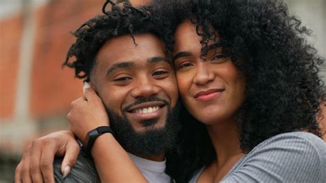 Una pareja posando para la cámara una pareja negra latina hispana Foto Premium