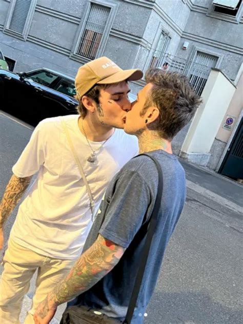 Fedez E Rosa Chemical Il Bacio A Sanremo Non Il Primo La Foto