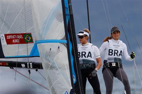 Martine Grael e Kahena Kunze sobem para 3º lugar na vela Scheidt é 6º