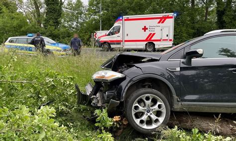 Auto Prallt Gegen Baum Schwerer Unfall Auf B In Vehlen