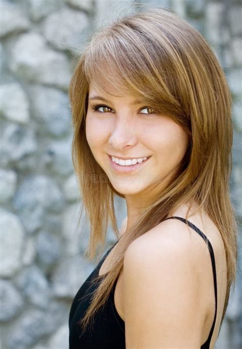 Verticale D Un Beau Sourire De Jeune Dame Photo Stock Image Du