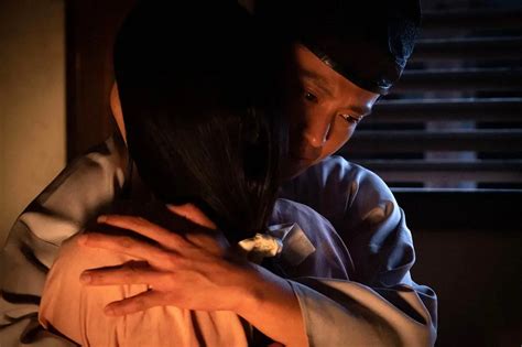 大河ドラマ「鎌倉殿の13人」第21話。北条義時の館。八重（新垣結衣）を抱き締める義時（小栗旬）（c）nhk ― スポニチ Sponichi Annex 芸能