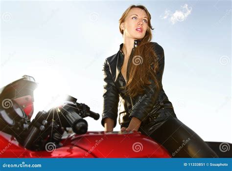Jeune Blonde Sur Une Grande Moto Rouge Image Stock Image Du Reste Confiant