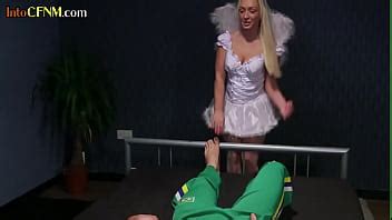 Les Cosplay Du CFNM Se Branlent Et Sucent Une Bite Chanceuse En Groupe XVIDEOS