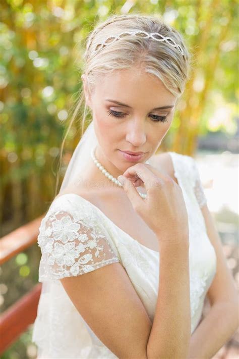Jolie Jeune Mariée Blonde Souriant à L appareil photo Image stock Image du photo assez