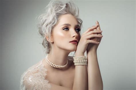 Beautiful Woman Wearing Pearls Necklace Beautiful Women Beauty Shoot Gorgeous Blonde