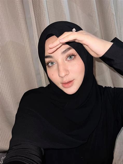 6 Potret Gaya Hijab Margin Wieheerm Istri Ali Syakieb Yang Blasteran