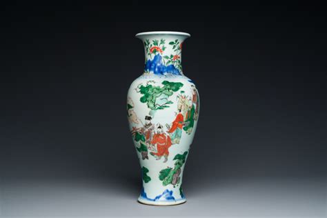 Vase à décor d immortels en porcelaine de Chine wucai époque