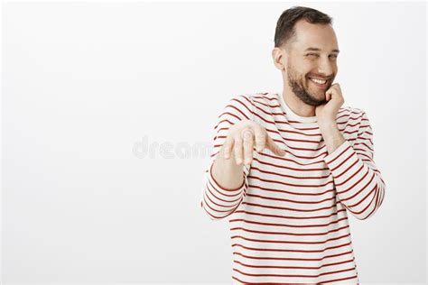 El Retrato Del Novio Gay Adulto Asustado Lindo En Vidrios Gritando De Miedo Y Sosteniendo Las