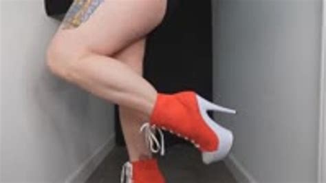 Stepmom Gives Pov A Joi To Her Muscular Calves In Red And White Ankle