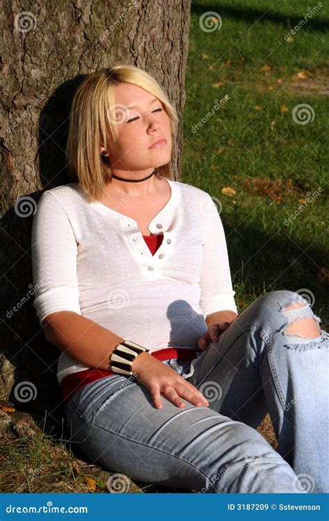 Het Blonde Zitting Zonnen Van De Vrouw Stock Afbeelding Image Of Verveeld Slaperig