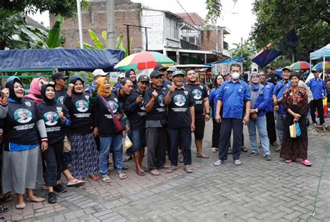 Kowarteg Pendukung Ganjar Bagikan Sembako Makanan Siap Saji Di