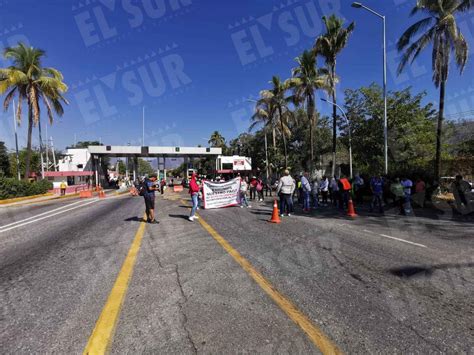 Toma el PAAE la caseta de Iguala y maestros bloquean la vía México