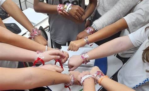 Alunos da EMEB Santo André confeccionam pulseiras de flores em