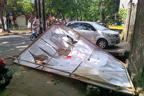 Baliho Caleg Psi Roboh Di Cakung Timpa Pengendara Motor Dan Pemboncengnya