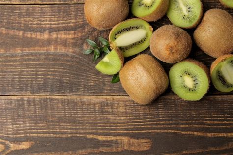 Muchos Kiwis Maduros Deliciosos Y Kiwi En Un Corte Sobre Una Mesa De