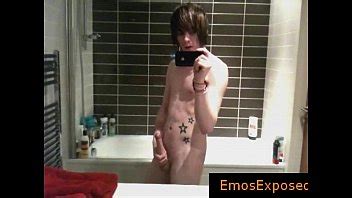 Lindo emo gay filmándose en el espejo mientras se masturba porno gay XVIDEOS
