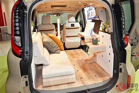 トヨタ「シエンタ」“2シーター車中泊仕様”世界初公開 もはや「部屋」なオシャレ仕様に変身？ トヨタの変身アイテム「juno」とは（くるまの