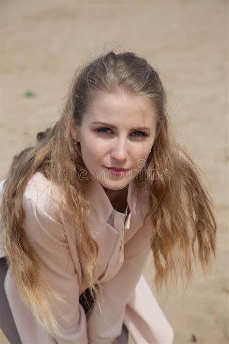 Belle Femme Blonde Seule Sur Une Plage De Sable Au Bord De La Mer Image Stock Image Du