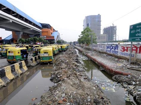 Noida: Dug up service road causes congestion at City Centre metro ...