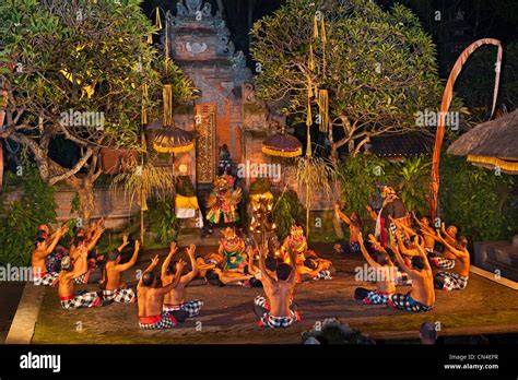 Kecak tradition feuertanz Fotos und Bildmaterial in hoher Auflösung