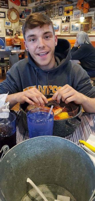 Pareja gay adopta a un chico de 17 años que perdió a su mamá