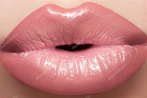 Un Beso Suave Hermoso Maquillaje De Labios De Moda Macro De Labios