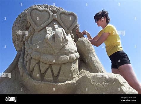 Sandra Schijf sculpteur de sable des pays Bas sculpte un modèle de