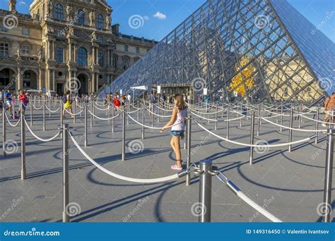 Ideia Do Quadrado Na Frente Da Pir Mide Do Louvre Em Paris Imagem