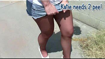 Katie mujer orina desesperación y pantalones mojados XVIDEOS