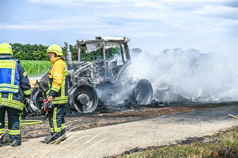 Traktor Und Ballenpresse Brennen Vollst Ndig Aus