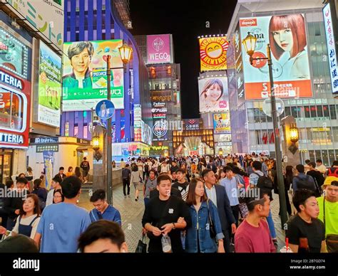 Calle Llena De Gente Fotografías E Imágenes De Alta Resolución Alamy