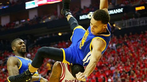 Stephen Curry Briefly Leaves Game 4 After Hard Fall Sporting News