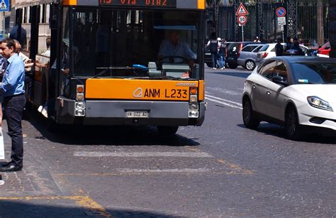 Neapol Kobieta rodziła w autobusie Wyrzucono ją bo nie miała biletu