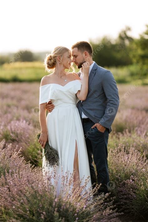 Fondo Novia Y Novio En Un Paseo Por El Campo De Lavanda Foto E Imagen