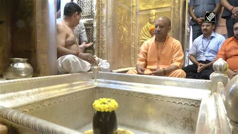 Up Cm Yogi Adityanath Offers Prayers At Shri Kashi Vishwanath Temple In Varanasi Dekoder