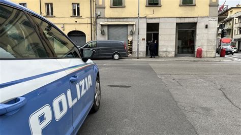 Arezzo Uccide Moglie E Suocera A Coltellate Davanti Ai Figli