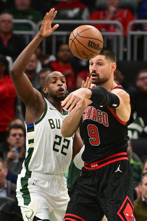 Giannis Antetokounmpo Shoulders The Load As Bucks Sink Bulls Reuters