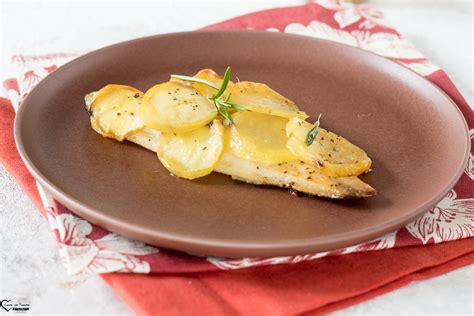 SPIGOLA AL FORNO CON PATATE Ricetta Branzino Al Forno Con Patate