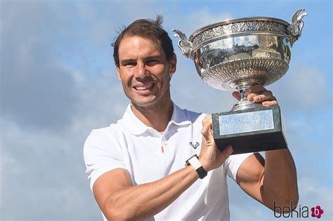 Rafa Nadal Con Su Trofeo Tras Ganar Roland Garros Foto En Bekia