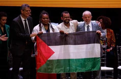 VÍDEO Lula posa para foto bandeira da Palestina durante evento do