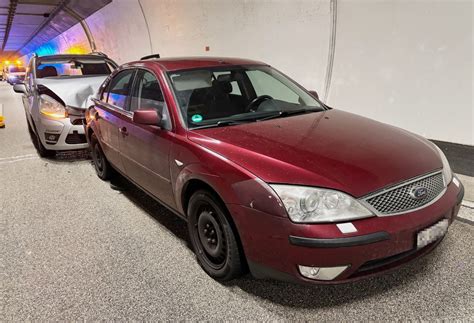 Pannenfahrzeug und Auffahrkollision im Belchentunnel führen auf der