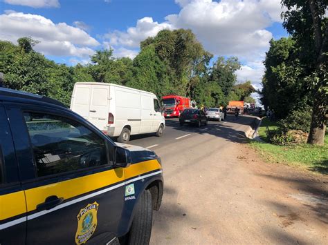 VEJA FOTOS Motoristas morrem em acidente entre moto e caminhão na BR