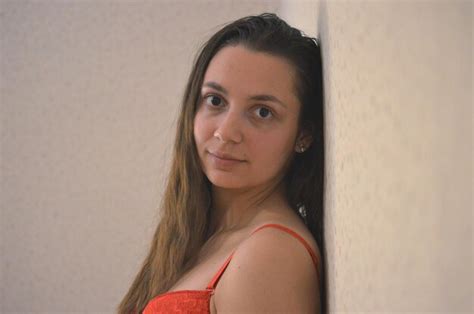 Premium Photo Portrait Of Young Woman Leaning On Wall