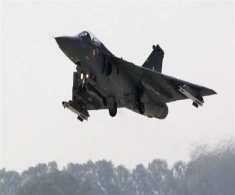 Jf 17 Vs Tejas दुनिया में छा गया भारतीय तेजस मलेशिया और कोलंबिया के बाद इस मुल्‍क ने युद्धक