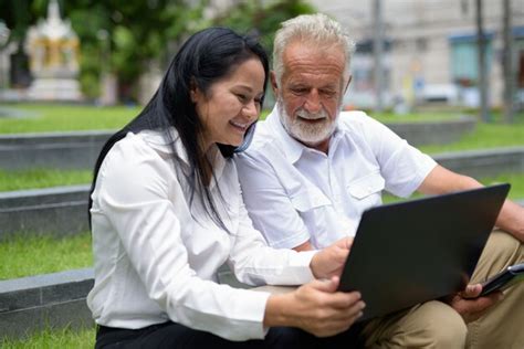 Pareja multiétnica madura feliz y enamorada mientras explora la ciudad