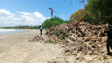 Ton Sampah Masih Berserakan Di Pantai Kuta Wisataku Blog