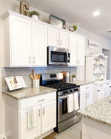 30 Gorgeous and Pristine Backsplash Ideas for White Cabinets