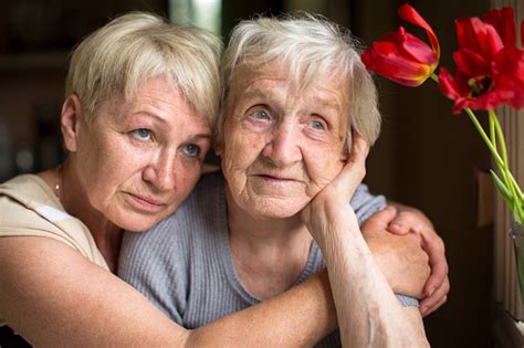 성인 딸과 포옹에 앉아있는 여자 가족에 대한 스톡 사진 및 기타 이미지 가족 노인 딸 Istock